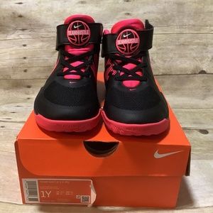 VGUC Nike Team Hustle D 9 Flyease, Black/Racer Pink/White - US Kids Size 1Y